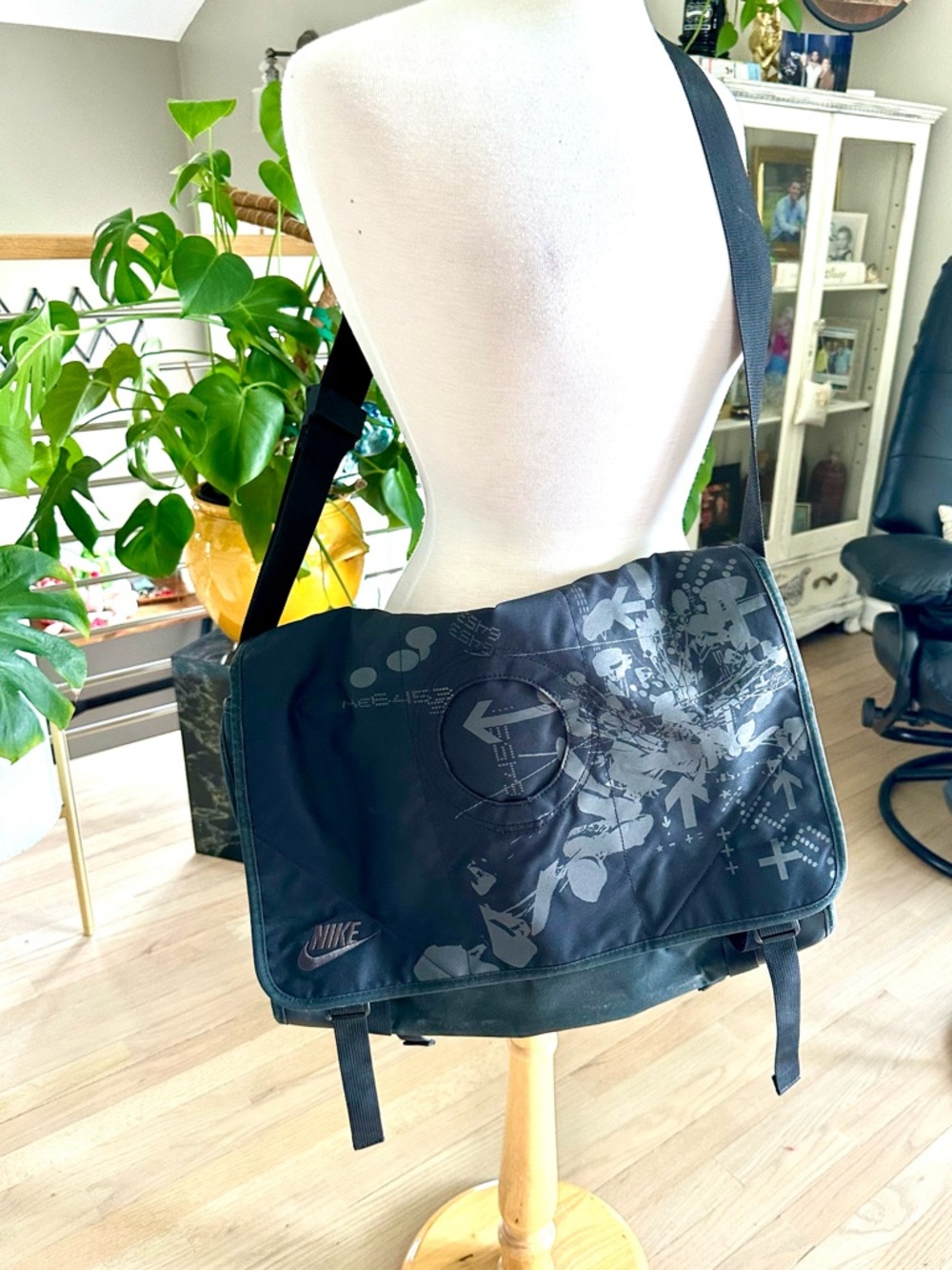 Nike Black Graphic Messenger Bag with Subtle Gray Print